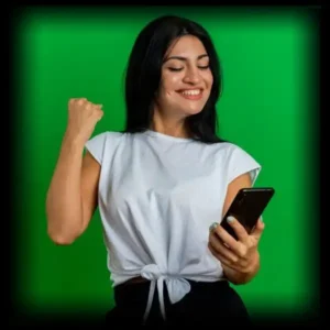 Mulher sorrindo e feliz com celular na mão